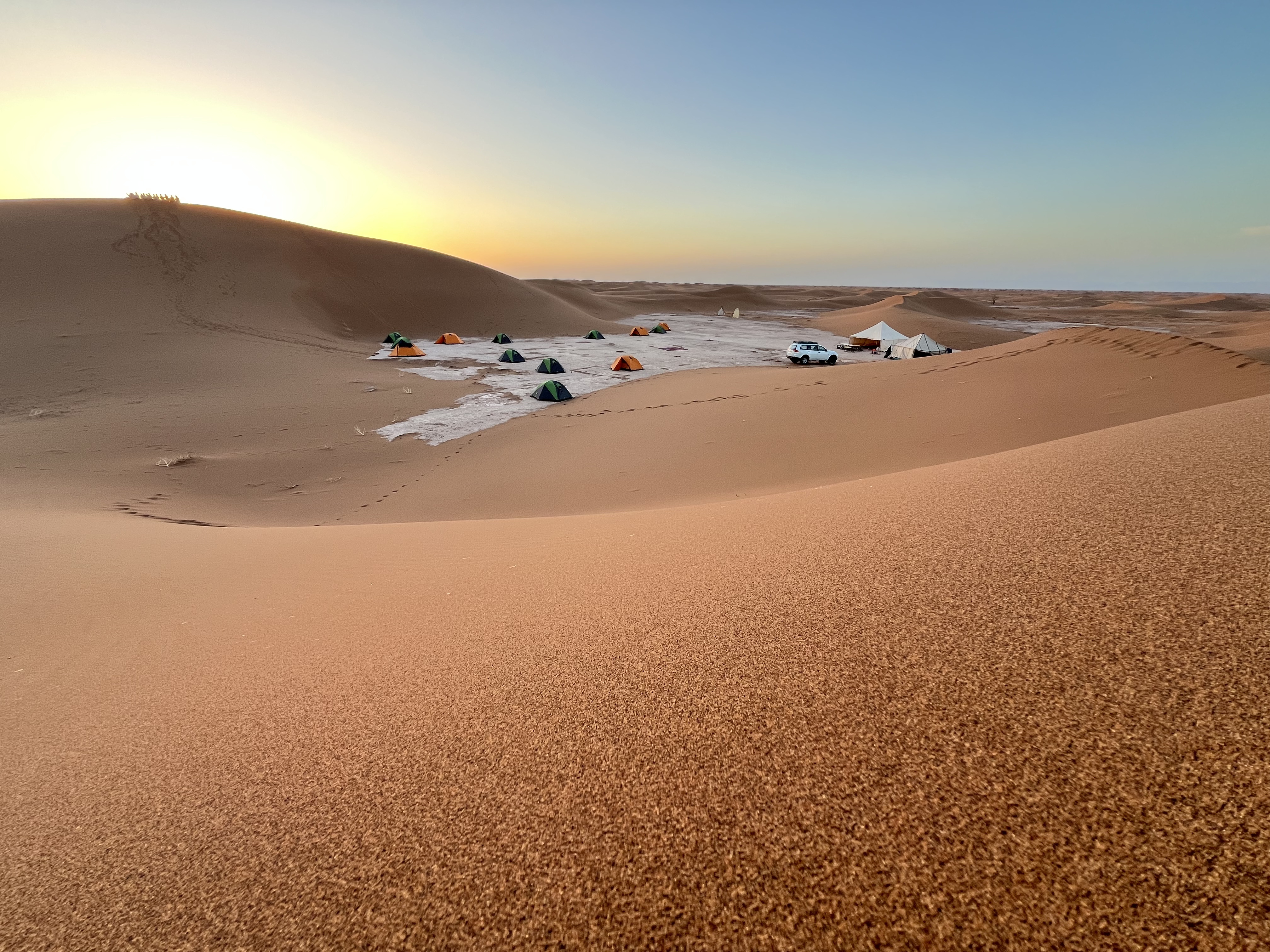 Wüstencamp bei Sonnenaufgang im Erg Chebbi